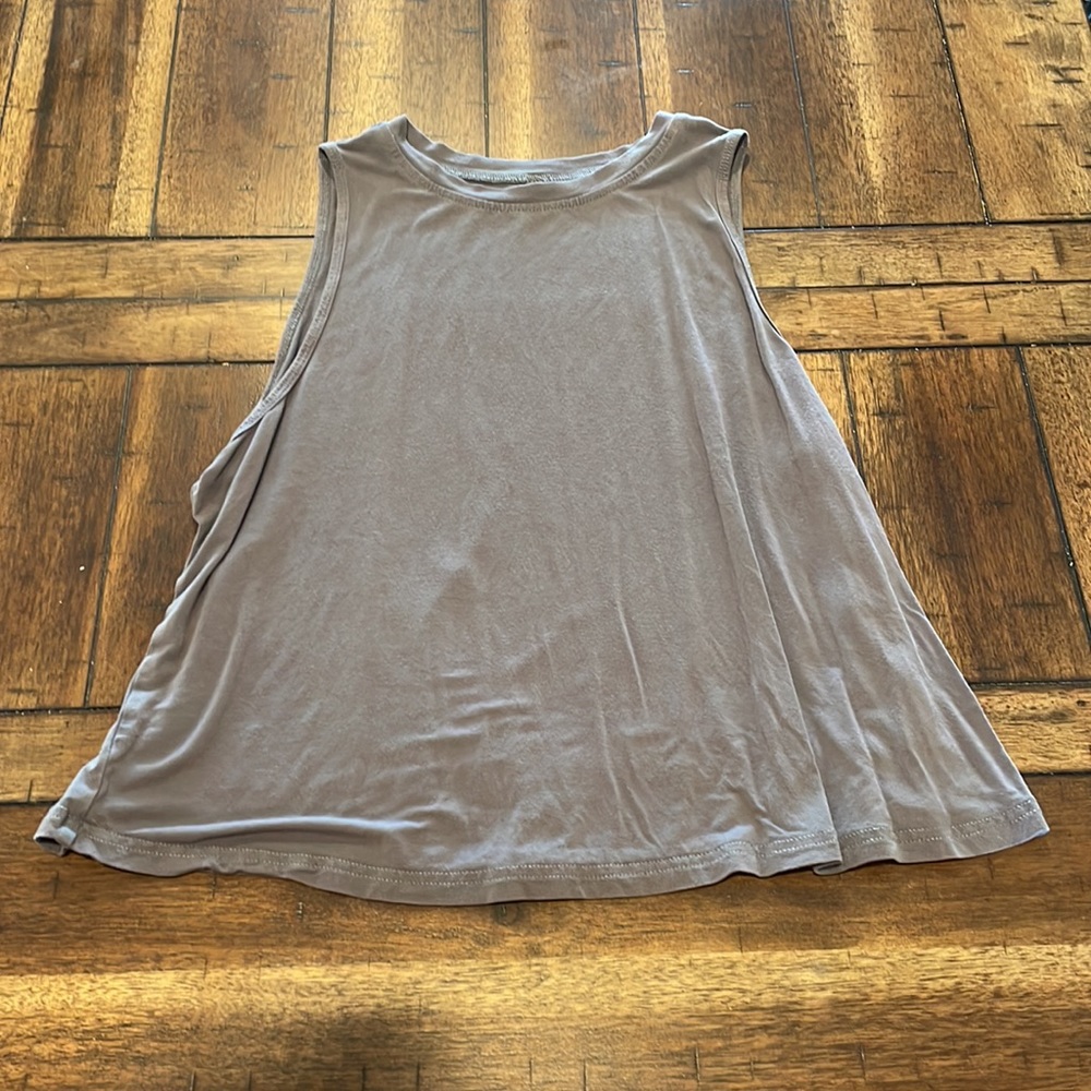 3/$15🔴 Women’s Semi Cropped Gray tank top size medium